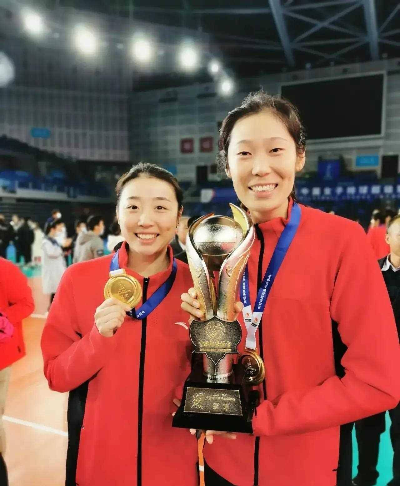 九游平台官网 - 穆古鲁扎回归赛场，绝杀首场状态亮眼，FPX观众沸腾！